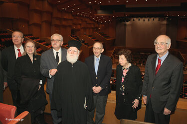 Από συναυλία που διοργάνωσε το Εθνικό Ίδρυμα «Ελευθέριος Κ. Βενιζέλος» στο Μέγαρο Μουσικής Αθηνών (2015). Διακρίνονται, από αριστερά: ο Γιώργος Μαριδάκης, τότε πρόεδρος της Παγκρητίου Ενώσεως, η Φαλή Βογιατζάκη, πρόεδρος Εθνικού Μουσείου Φυσικής Ιστορίας Γουλανδρή, ο αείμνηστος Νικόλαος Παπαδάκης, γενικός διευθυντής Εθνικού Ιδρύματος «Ελευθέριος Κ. Βενιζέλος», ο αρχιεπίσκοπος πρώην Κρήτης Ειρηναίος, οι Ελευθέριος και Λίλη Βενιζέλου και ο Απόστολος Κακλαμάνης, πρ. πρόεδρος της Βουλής.