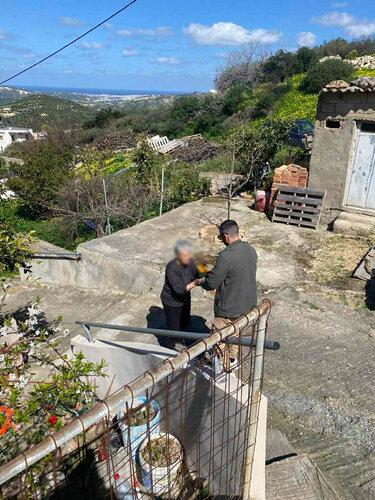 Άγιος Σύλλας: Γέμισαν την καρότσα με λουλούδια και τα πρόσφεραν πόρτα-πόρτα στις γυναίκες του χωριού 