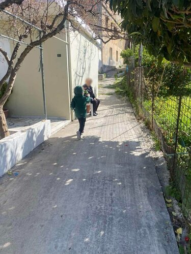 Άγιος Σύλλας: Γέμισαν την καρότσα με λουλούδια και τα πρόσφεραν πόρτα-πόρτα στις γυναίκες του χωριού 