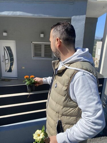 Άγιος Σύλλας: Γέμισαν την καρότσα με λουλούδια και τα πρόσφεραν πόρτα-πόρτα στις γυναίκες του χωριού 