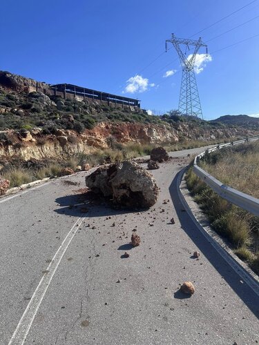 Λασίθι: Ογκώδεις βράχοι έπεσαν σε δρόμο στη Σητεία 