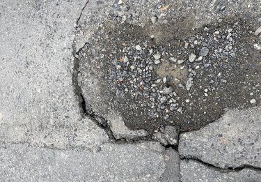 Eπικίνδυνη λακκούβα χρήζει άμεσης επιδιόρθωσης