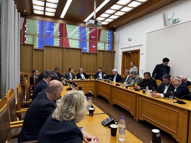 Υδροδότηση, τομές και αποκαταστάσεις δρόμων, αναπλάσεις, ασφαλτοστρώσεις, Πράσινο Ταμείο, ΒΟΑΚ, έκταση αεροδρομίου «Νίκος Καζαντζάκης», διαχείριση απορριμμάτων και θεσμικά ζητήματα στη συζήτηση