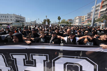 Εντυπωσιακές εικόνες: Οι φίλοι του ΟΦΗ έκαναν τον Βόλο... Καμίνια