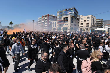 Εντυπωσιακές εικόνες: Οι φίλοι του ΟΦΗ έκαναν τον Βόλο... Καμίνια