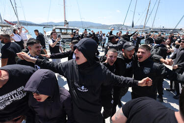 Εντυπωσιακές εικόνες: Οι φίλοι του ΟΦΗ έκαναν τον Βόλο... Καμίνια