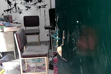 "Βομβαρδισμένο" το 5ο Γυμνάσιο και Λύκειο Γλυφάδας μετά την επιδρομή διαρρηκτών 