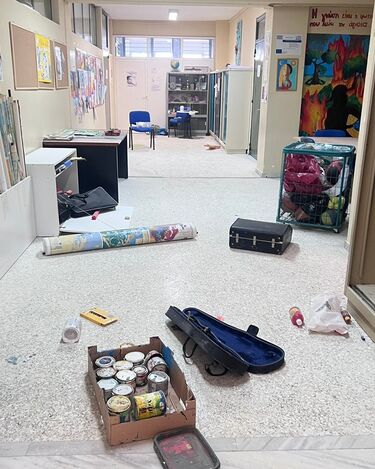 "Βομβαρδισμένο" το 5ο Γυμνάσιο και Λύκειο Γλυφάδας μετά την επιδρομή διαρρηκτών 