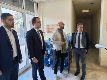  Ο κ. Δερμεντζόπουλος αρμόδιος και για το Κτηματολόγιο, συνοδευόμενος από τον βουλευτή Κωνσταντίνο Κεφαλογιάννη, τον πρόεδρο της ΔΕΕΠ ΝΔ Ηρακλείου Κώστα Γιαννουλάκη, το μέλος της ΔΕΕΠ και τομεάρχη παραγωγικών φορέων Δημήτρη Γερωμαρκάκη, επισκέφθηκαν το Κτηματολογικό γραφείο Ηρακλείου και συζήτησαν με τους αρμόδιους τα ζητήματα που τους απασχολούν.