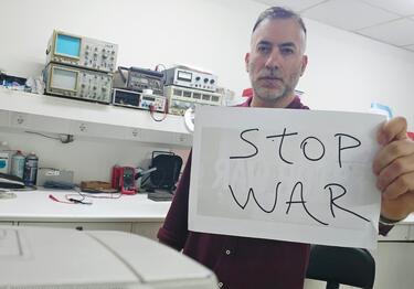 «Στο εργαστήριο Βιοϊατρικής, εκεί όπου η τεχνολογία σχεδιάζεται για να υπηρετεί την υγεία, ο Νικόλαος Δελιδάκης στέλνει μήνυμα ειρήνης: “Η επιστήμη και η τέχνη οφείλουν να χτίζουν πολιτισμούς και όχι να τους γκρεμίζουν.”»