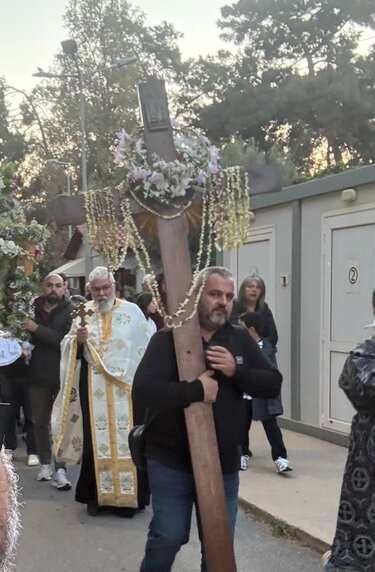 Ηράκλειο: Με ευλάβεια, βαθιά πίστη και συγκίνηση η περιφορά του Επιταφίου στο Βενιζέλειο!