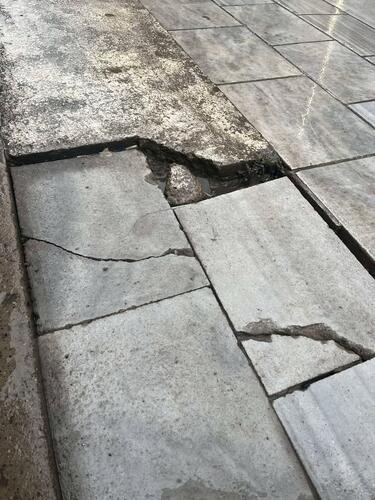 Οδός Κόσμων, Πλάκες