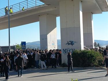 O κόσμος του ΟΦΗ καταφτάνει συνεχώς στο Πανθεσσαλικό: