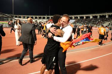 Κόντης αγκαλιά