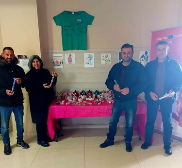 Στο πασχαλινό παζάρι του ΚΔΗΦΑμεΑ “Δικαίωμα στη Ζωή” Δήμου Μινώα Πεδιάδας στο Θραψανό, ο Δήμαρχος Μινώα Πεδιάδας και συνεργάτες του