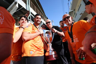 ΟΦΗ: Το κύπελλο ξανά στον ουρανό - Η φιέστα στο πούλμαν των κυπελλούχων και ο Λίλο σε ρόλο... οργανωτή (photos)