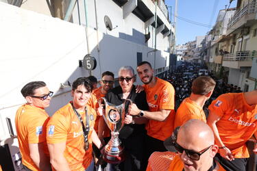 ΟΦΗ: Το κύπελλο ξανά στον ουρανό - Η φιέστα στο πούλμαν των κυπελλούχων και ο Λίλο σε ρόλο... οργανωτή (photos)