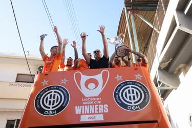 ΟΦΗ: Το κύπελλο ξανά στον ουρανό - Η φιέστα στο πούλμαν των κυπελλούχων και ο Λίλο σε ρόλο... οργανωτή (photos)