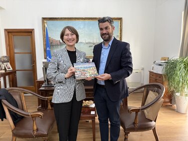 Στον Δήμαρχο Χανίων, Παναγιώτη Σημανδηράκη η Πρέσβειρα της Φινλανδίας στην Ελλάδα,&nbsp;Leena Pylvänäinen