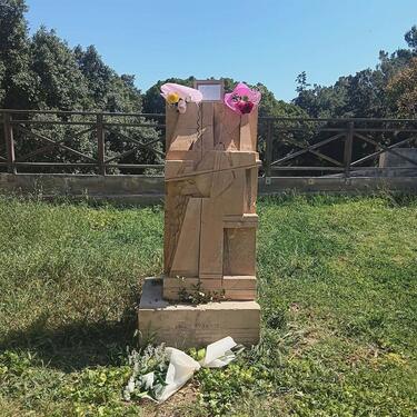 Προτομή, Νίκος Ξυλούρης, Λουλούδια