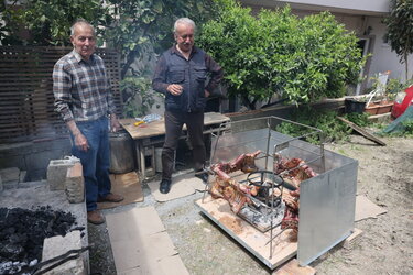 Πάσχα στο Ηράκλειο: Βγήκαν οι σούβλες… και πήραν φωτιά τα κάρβουνα!
