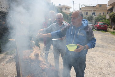 Πάσχα στο Ηράκλειο: Βγήκαν οι σούβλες… και πήραν φωτιά τα κάρβουνα!