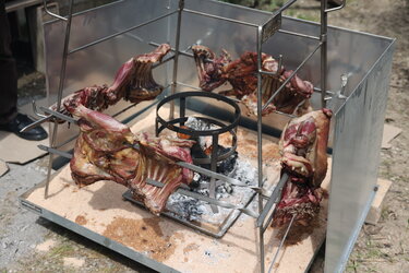 Πάσχα στο Ηράκλειο: Βγήκαν οι σούβλες… και πήραν φωτιά τα κάρβουνα!