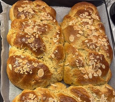 Πασχαλινά τσουρέκια