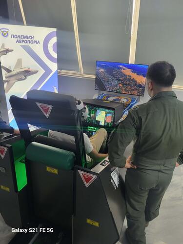 Προσομοιωτές μαχητικών F-16 και F-35 στο Ηράκλειο: «Θέλεις να γίνεις πιλότος; Έλα να πετάξεις μαζί μας!»