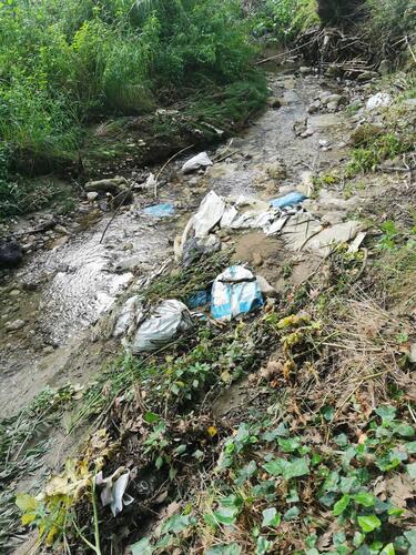  Μεγάλα σακιά πλαστικό είναι πεταμένα στο ποτάμι ήδη από την είσοδο, στην πορεία επίσης υπάρχουν σκουπίδια και μεγάλες πλαστικές σακούλες μέσα στο νερό.
