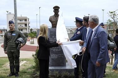 Συγκίνηση στις εδηλώσεις μνήμης για τον σμηναγό Κωνσταντίνο Ηλιάκη στα Χανιά 