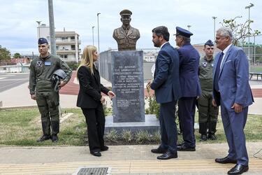 Συγκίνηση στις εδηλώσεις μνήμης για τον σμηναγό Κωνσταντίνο Ηλιάκη στα Χανιά 