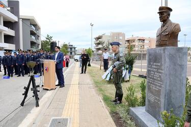 Συγκίνηση στις εδηλώσεις μνήμης για τον σμηναγό Κωνσταντίνο Ηλιάκη στα Χανιά 