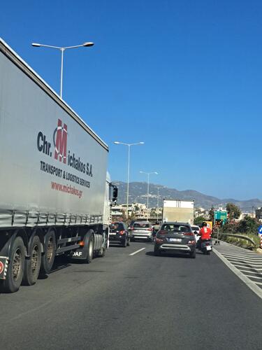“Κολλημένοι” στο τιμόνι είναι, από το πρωί της Πέμπτης, οδηγοί στο Ηράκλειο. Η αυξημένη κίνηση ξεκίνησε από τον ΒΟΑΚ, στο ρεύμα προς Ρέθυμνο, και μεταφέρθηκε κι εντός του αστικού ιστού.