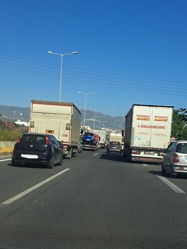 “Κολλημένοι” στο τιμόνι είναι, από το πρωί της Πέμπτης, οδηγοί στο Ηράκλειο. Η αυξημένη κίνηση ξεκίνησε από τον ΒΟΑΚ, στο ρεύμα προς Ρέθυμνο, και μεταφέρθηκε κι εντός του αστικού ιστού.
