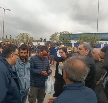 «Βρισκόμαστε εδώ, έξω από το Διεθνές Αεροδρόμιο του Ηρακλείου Κρήτης. Δηλώνουμε την αλληλεγγύη μας σε όλους όσους τόλμησαν να στείλουν ανθρωπιστική βοήθεια στο λαό της Παλαιστίνης που δοκιμάζεται.
