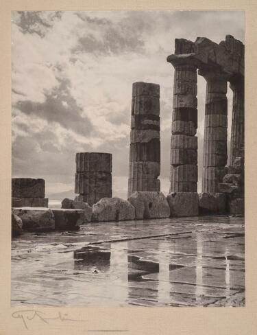 Το Αρχαιολογικό Μουσείο Ηρακλείου προσκαλεί την Τρίτη 26 Μαΐου 2026 στις 19:00, στα εγκαίνια της περιοδικής έκθεσης «Γραφή από Φως-Συλλογή Κρασάκη. Η Αρχαία Ελλάδα οκτώ πρωτοπόρων φωτογράφων».