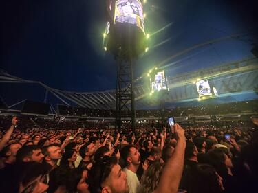  «Σεισμός» στο ΟΑΚΑ για τους Metallica – Υπερθέαμα στη σκηνή των 360 μοιρών 