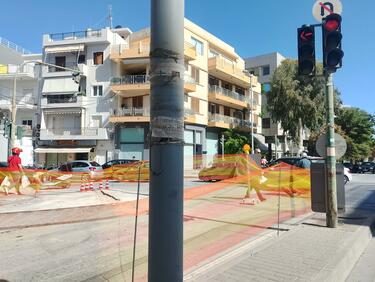 “Κολλημένοι” στο τιμόνι είναι, από το πρωί της Πέμπτης, οδηγοί στο Ηράκλειο. Η αυξημένη κίνηση ξεκίνησε από τον ΒΟΑΚ, στο ρεύμα προς Ρέθυμνο, και μεταφέρθηκε κι εντός του αστικού ιστού.