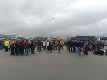 «Βρισκόμαστε εδώ, έξω από το Διεθνές Αεροδρόμιο του Ηρακλείου Κρήτης. Δηλώνουμε την αλληλεγγύη μας σε όλους όσους τόλμησαν να στείλουν ανθρωπιστική βοήθεια στο λαό της Παλαιστίνης που δοκιμάζεται.