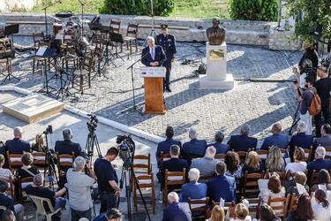 Σε κλίμα συγκίνησης και παρουσία ΠτΔ τα αποκαλυπτήρια της προτομής του Ν. Παπαδάκη - Φωτογραφίες