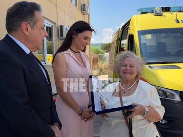 Πάτρα: 87χρονη που είχε χάσει δύο παιδιά σε τροχαίο έκανε δωρεά ασθενοφόρου 120.000 ευρώ στο ΕΚΑΒ