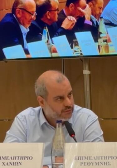 Στη συνάντηση της έναρξης του θεσμικού διαλόγου σχετικά με τις ανάγκες εκσυγχρονισμού της Επιμελητηριακής νομοθεσίας, η οποία πραγματοποιήθηκε μετά την πρωτοβουλία και με το συντονισμό του Υπουργού Ανάπτυξης, κ. Τάκη Θεοδωρικάκου, συμμετείχε ενεργά και ο Πρόεδρος του Επιμελητηρίου Χανίων και Αντιπρόεδρος της Κεντρικής Ένωσης Επιμελητηρίων (Κ.Ε.Ε.Ε.), κ. Αντώνης Ροκάκης, ο οποίος κατέθεσε ολοκληρωμένη δέσμη 10 νομοθετικών προτεραιοτήτων για το Μέλλον της Ελληνικής Επιχειρηματικότητας με έμφαση στη Νησιωτική 