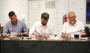 Ένα σημαντικό και διαχρονικό αίτημα της εκπαιδευτικής κοινότητας, των οικογενειών και των μαθητών της Ειδικής Αγωγής στα Χανιά μπαίνει πλέον σε τροχιά υλοποίησης, καθώς υπεγράφη η σύμβαση για την εκπόνηση της μελέτης του νέου σχολικού συγκροτήματος Ειδικών Σχολείων στη Σούδα. 