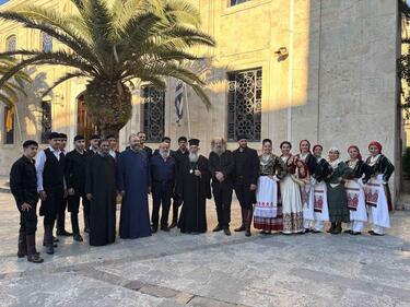 Με επιτυχία και κοσμοσυρροή πραγματοποιήθηκε το βράδυ της Κυριακής 14 Ιουνίου 2026, στην Πλατεία του Αγίου Τίτου στο Ηράκλειο, η μουσικοχορευτική εκδήλωση που διοργάνωσε η Ιερά Αρχιεπισκοπή Κρήτης και ο Ιερός Καθεδρικός Ναός Αγίου Τίτου, στο πλαίσιο των εορτασμών για τη συμπλήρωση εξήντα ετών από την Επανακομιδή της Τιμίας Κάρας του Αγίου Ενδόξου Αποστόλου Τίτου, Πρώτου Επισκόπου Κρήτης.