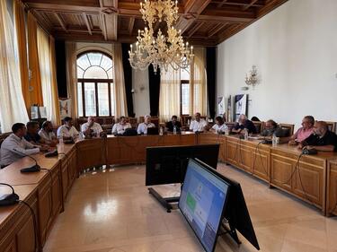 Αποτελώντας ένα ιδιαίτερα χρήσιμο εργαλείο για τους Δημότες σε όλη την επικράτεια του Δήμου, η ψηφιακή εφαρμογή προσφέρει στους χρήστες τη δυνατότητα να επιλέξουν τη δημιουργία αιτήματος για τον προγραμματισμό ραντεβού, να επισημάνουν σε χάρτη σημείο με ογκώδη αντικείμενα και να επισυνάψουν σχετική φωτογραφία, καθώς και να ενημερωθούν για τα 22 προκαθορισμένα σημεία αποκομιδής ογκωδών και τις ώρες της αποκομιδής.
