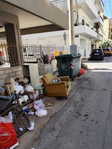  Ιδού η κατάσταση των κάδων στην Απολλωνίου Ροδίου, στο Ηράκλειο.