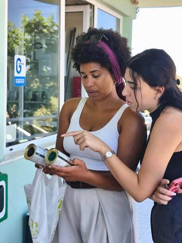 Εντυπωσιασμένες από το κρητικό ελαιόλαδο οι τρεις επισκέπτριες από τη Γερμανία