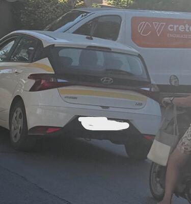 Αφού λογομάχησαν, έχοντας παρέλθει το ολιγόλεπτο διάστημα έντασης, ο αναγνώστης μάς κατήγγειλε το περιστατικό, επισημαίνοντας ότι πέρσι στην ίδια περιοχή είχε ξεσπάσει πυρκαγιά, η οποία ξεκίνησε από αναμμένο τσιγάρο που πετάχτηκε σε σκουπίδια που βρίσκονταν έξω από τους κάδους.