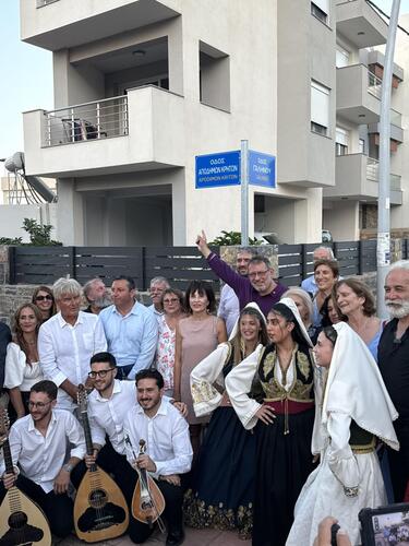 Ο Δήμος Αγίου Νικολάου, σε κλίμα βαθιάς συγκίνησης, υποδέχθηκε την κρητική ομογένεια πραγματοποιώντας τα επίσημα αποκαλυπτήρια της πρώτης «Οδού Αποδήμων Κρητών» σε ολόκληρο το νησί.